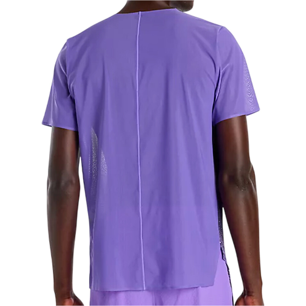 New Balance camiseta técnica manga corta hombre RACE DAY ULTRA LIGHT MORADO vista trasera