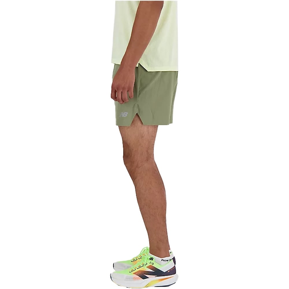 New Balance pantaloneta técnica hombre RC SHORT 5 VERDE vista detalle