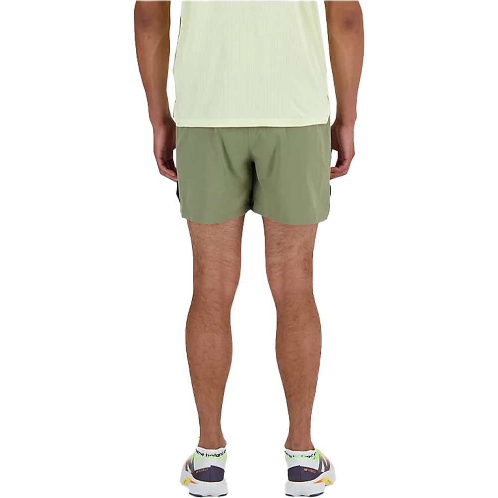 New Balance pantaloneta técnica hombre RC SHORT 5 VERDE vista trasera