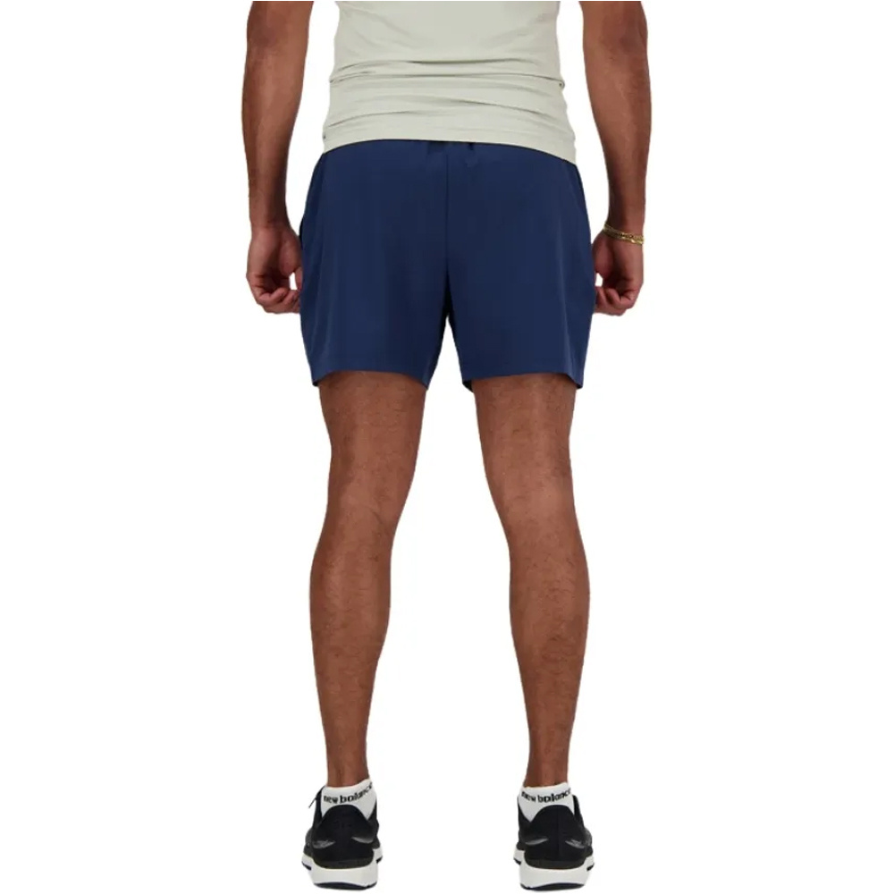 New Balance pantaloneta técnica hombre SHORT 5 INCH AZUL vista trasera