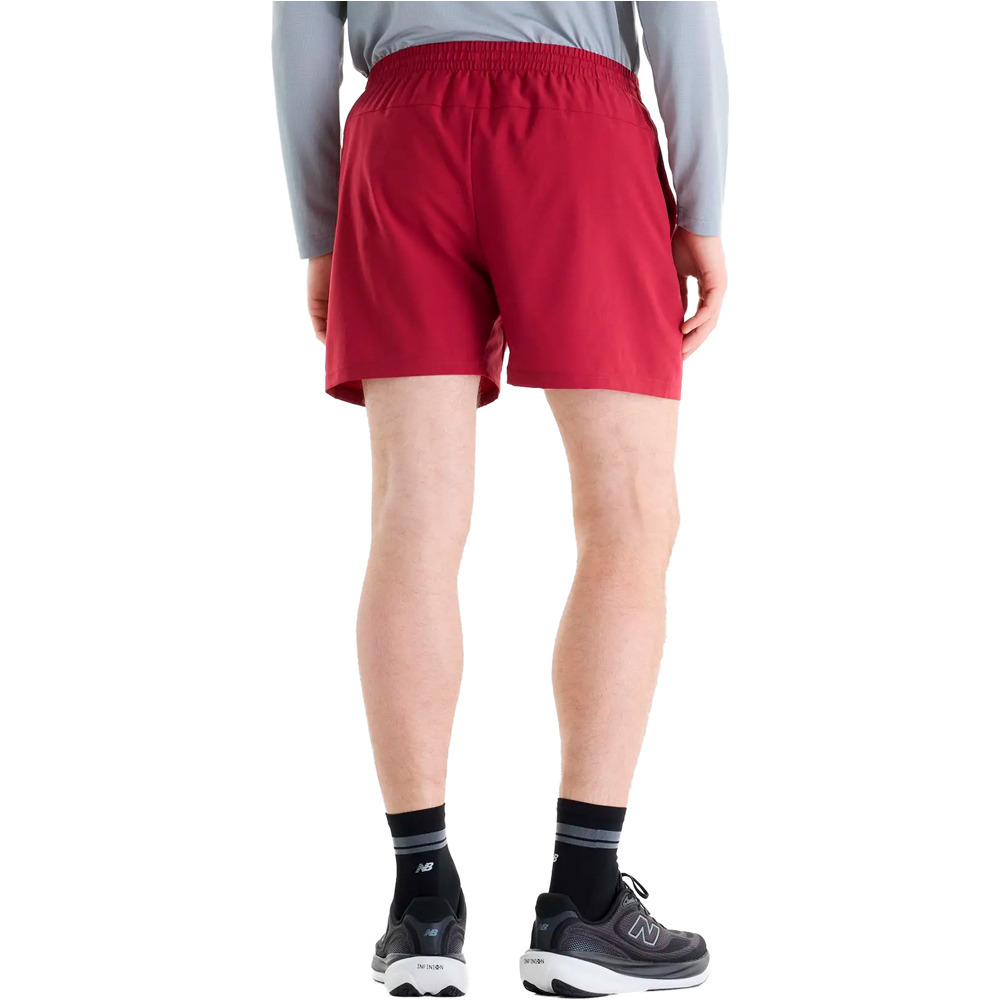 New Balance pantaloneta técnica hombre Sport Essential Short 5 ROJO vista trasera