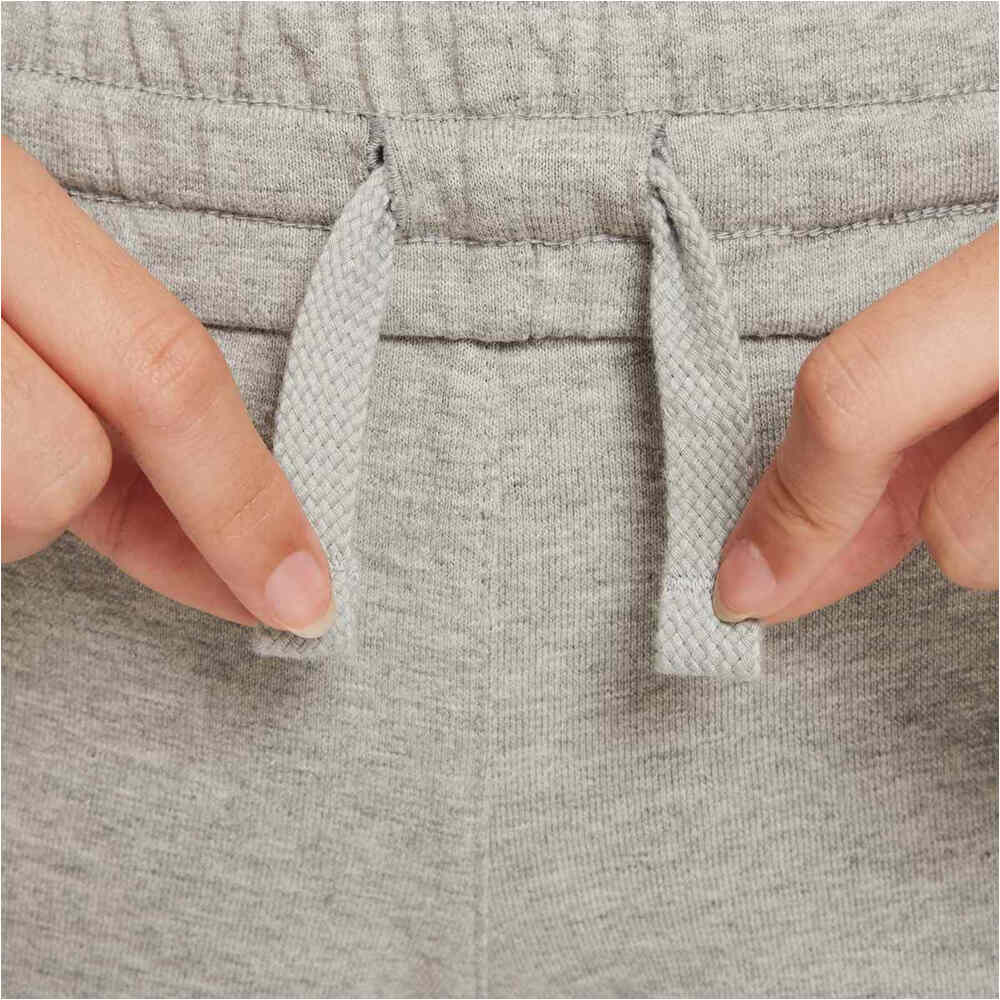 Nike bermuda niño SPORTSWEAR CLUB GRIS vista detalle