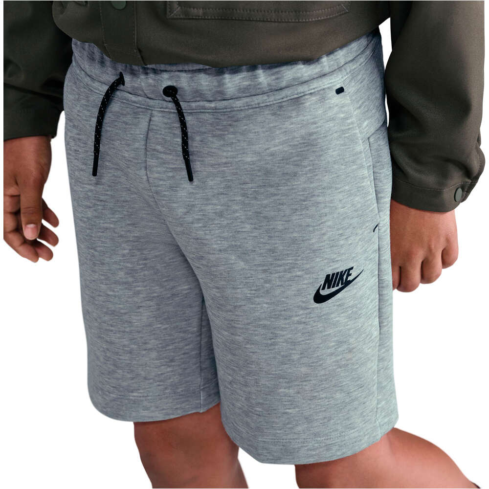 Nike bermuda niño SPORTSWEAR TECH NEGRO vista detalle