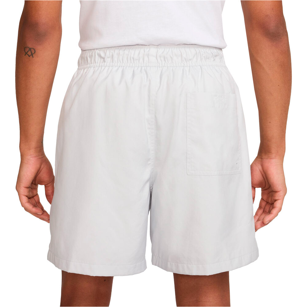 Nike bermudas hombre CLUB GRIS vista trasera