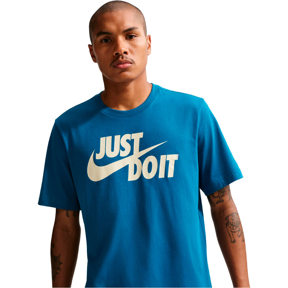 Nike camiseta manga corta hombre SPORTSWEAR JUST DO IT SWOOSH AZUL vista detalle
