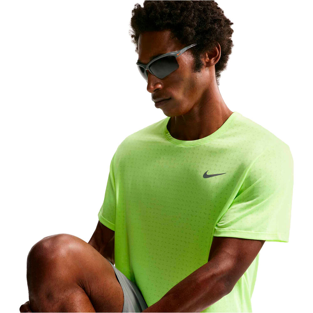 Nike camiseta técnica manga corta hombre DRI-FIT BREATHE MILER AMARILLO vista detalle