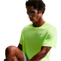 Nike camiseta técnica manga corta hombre DRI-FIT BREATHE MILER AMARILLO vista detalle