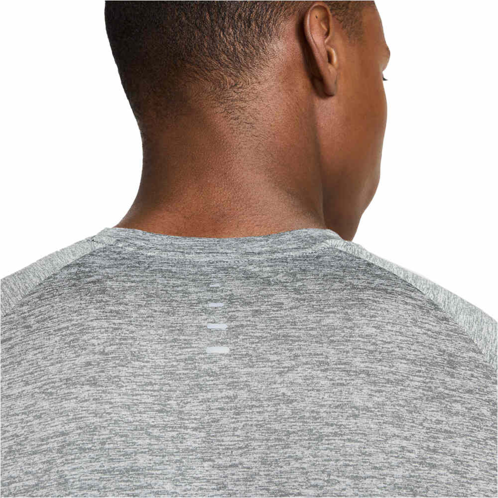 Nike camiseta técnica manga corta hombre DRI-FIT STRIDE GRIS 03