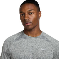 Nike camiseta técnica manga corta hombre DRI-FIT STRIDE GRIS vista detalle