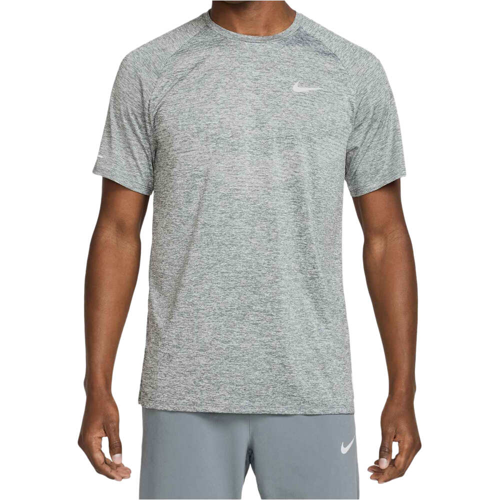 Nike camiseta técnica manga corta hombre DRI-FIT STRIDE GRIS vista frontal
