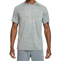 Nike camiseta técnica manga corta hombre DRI-FIT STRIDE GRIS vista frontal