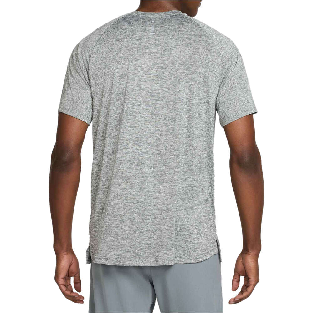 Nike camiseta técnica manga corta hombre DRI-FIT STRIDE GRIS vista trasera