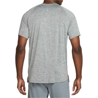 Nike camiseta técnica manga corta hombre DRI-FIT STRIDE GRIS vista trasera