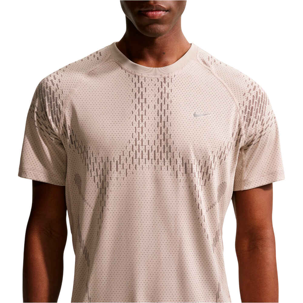 Nike camiseta técnica manga corta hombre DRI-FIT STRIDE MARRON vista detalle