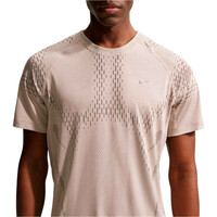 Nike camiseta técnica manga corta hombre DRI-FIT STRIDE MARRON vista detalle