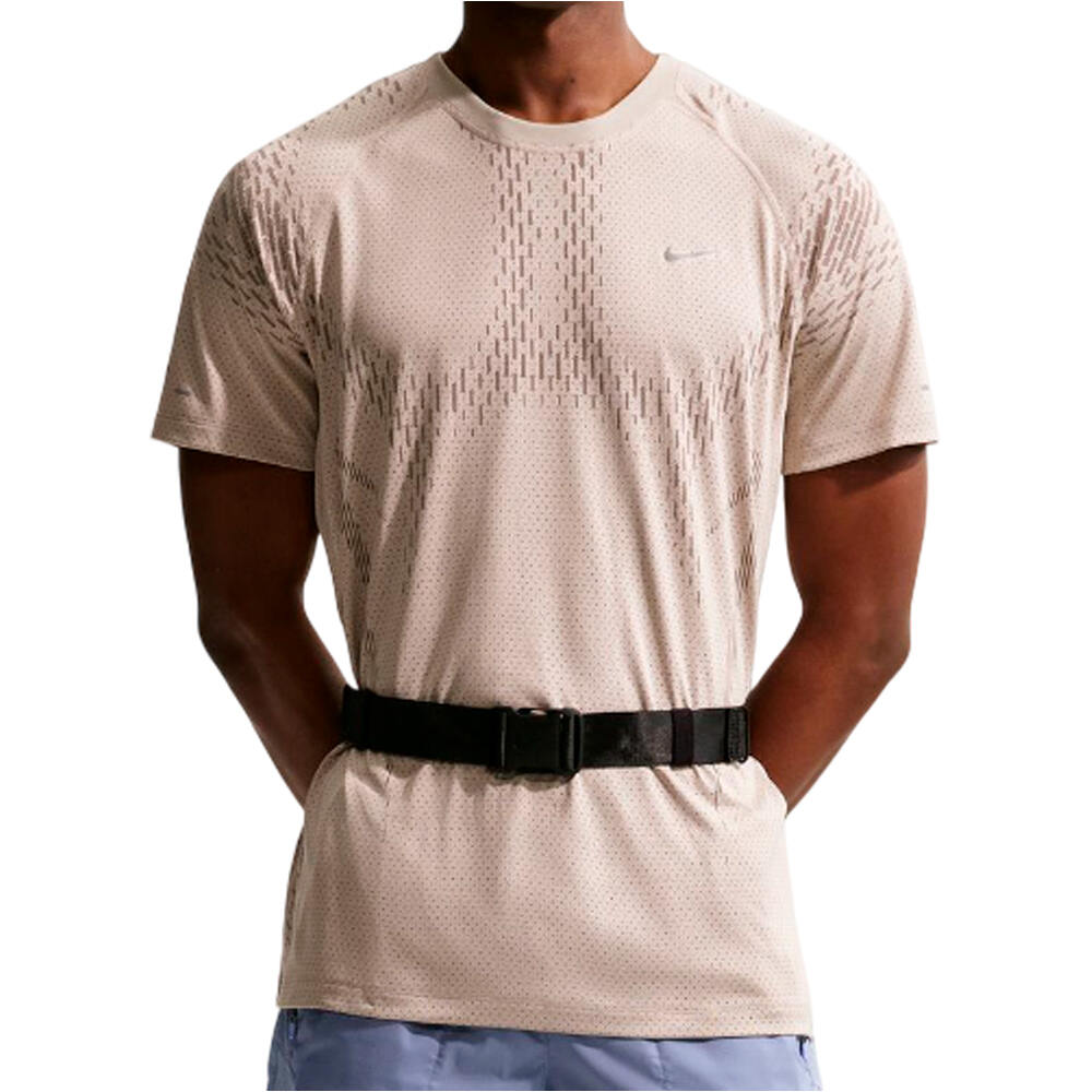 Nike camiseta técnica manga corta hombre DRI-FIT STRIDE MARRON vista frontal