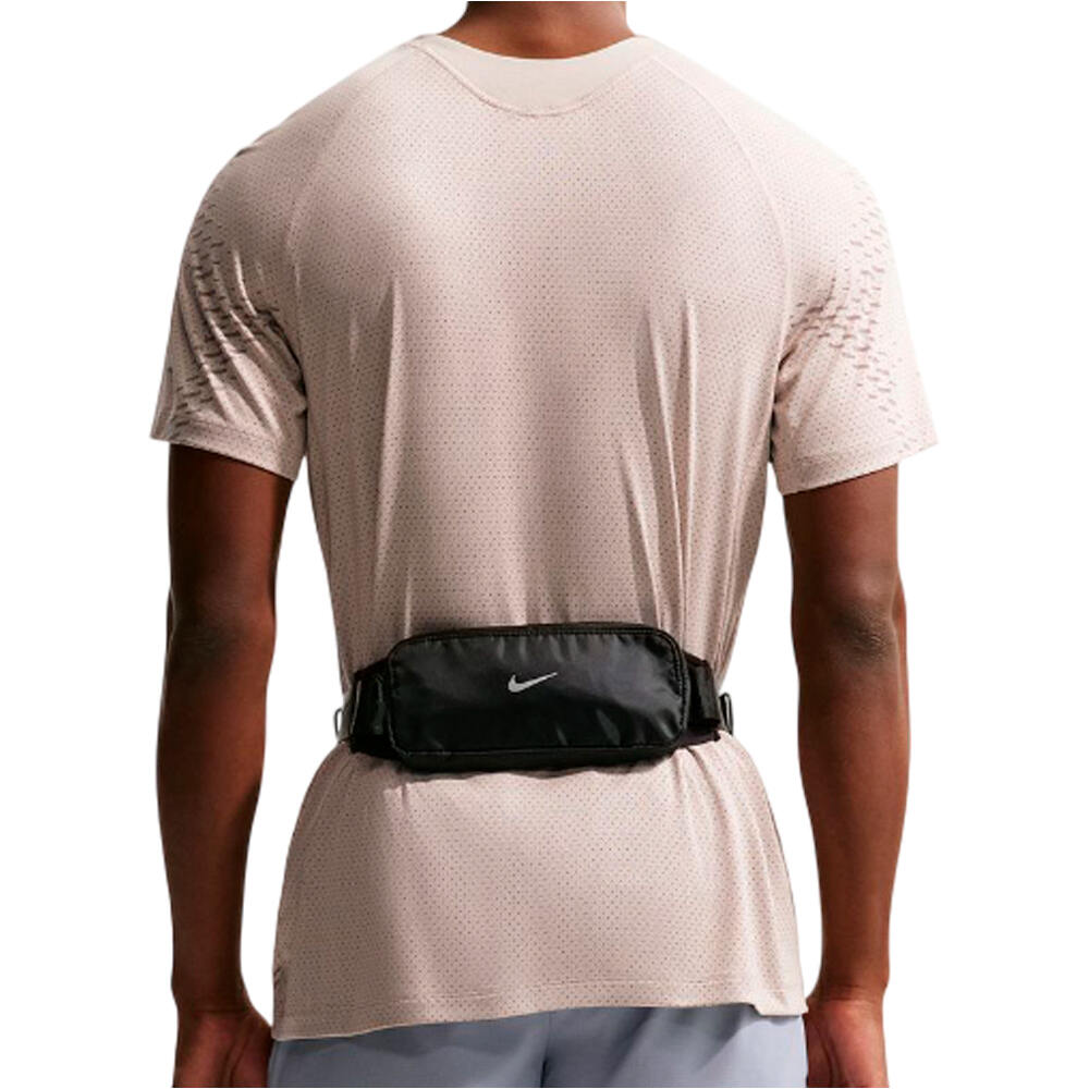 Nike camiseta técnica manga corta hombre DRI-FIT STRIDE MARRON vista trasera