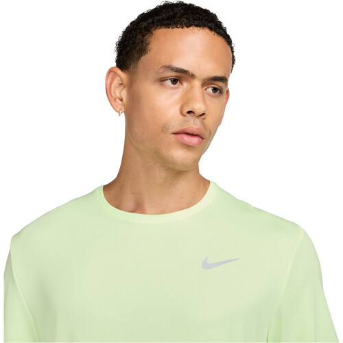 NIKE DRI-FIT UV MILER amarillo