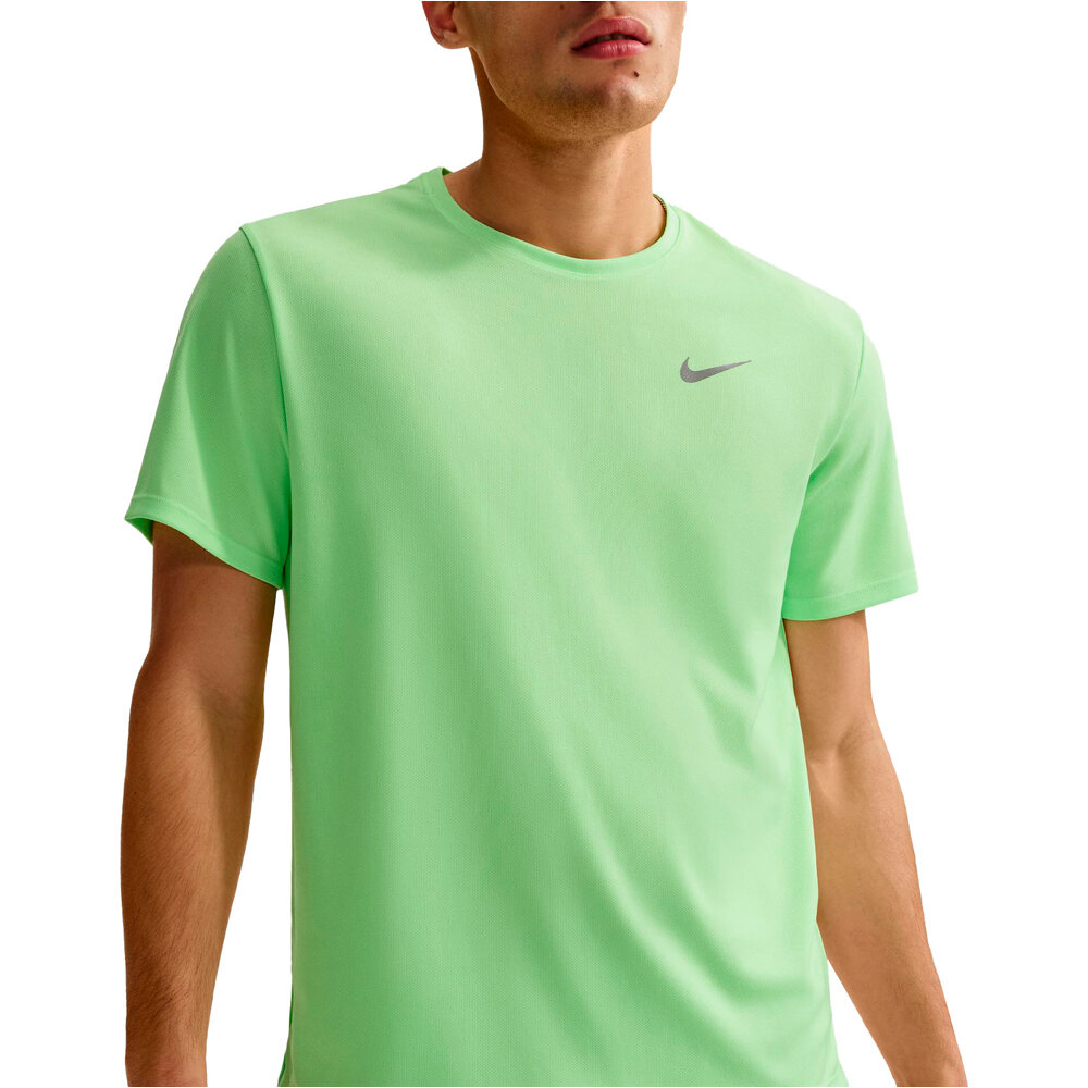 Nike camiseta técnica manga corta hombre DRI-FIT UV MILER AMARILLO vista detalle