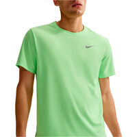 Nike camiseta técnica manga corta hombre DRI-FIT UV MILER AMARILLO vista detalle
