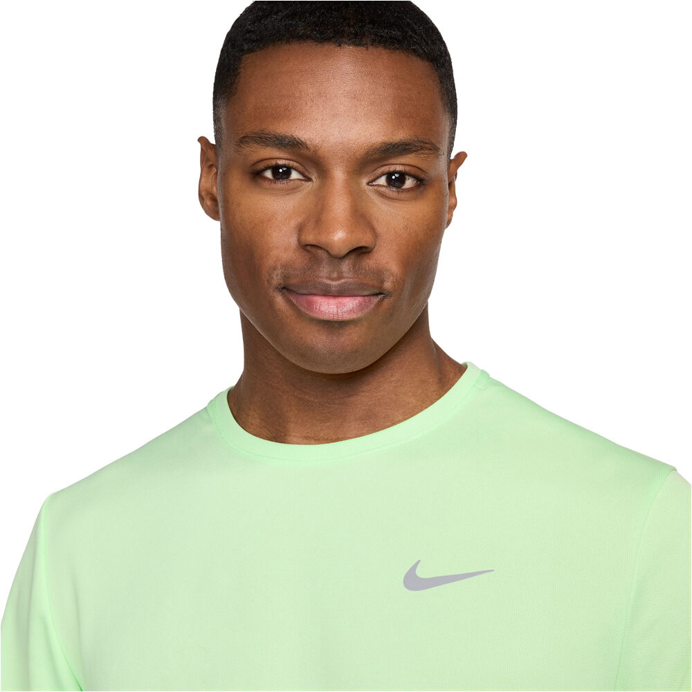 Nike camiseta técnica manga corta hombre DRI-FIT UV MILER MORADO vista detalle
