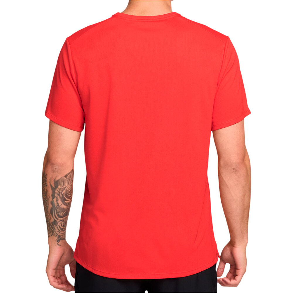 Nike camiseta técnica manga corta hombre DRI-FIT UV MILER ROJO vista trasera