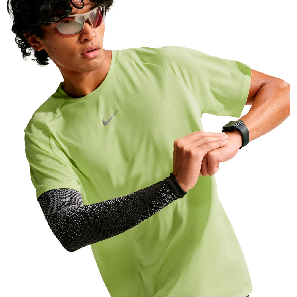 Nike camiseta técnica manga corta hombre M NK AF STRIDE SS TOP AMARILLO vista detalle