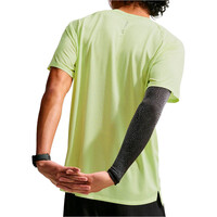 Nike camiseta técnica manga corta hombre M NK AF STRIDE SS TOP AMARILLO vista trasera