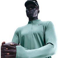 Nike camiseta técnica manga larga hombre DRI-FIT PACER VERDE vista detalle