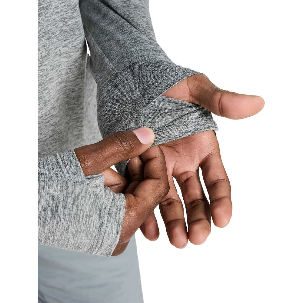 Nike camiseta técnica manga larga hombre DRI-FIT STRIDE GRIS 04