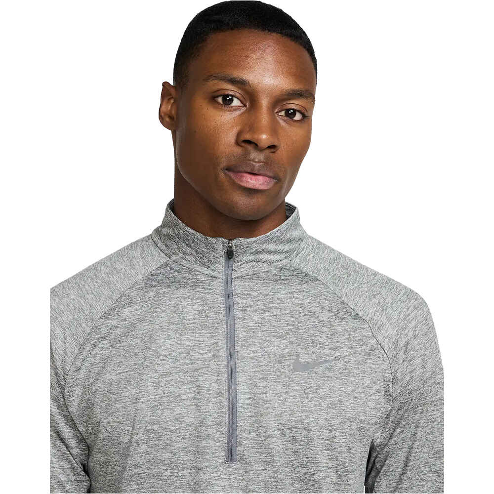 Nike camiseta técnica manga larga hombre DRI-FIT STRIDE GRIS vista detalle