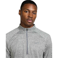 Nike camiseta técnica manga larga hombre DRI-FIT STRIDE GRIS vista detalle