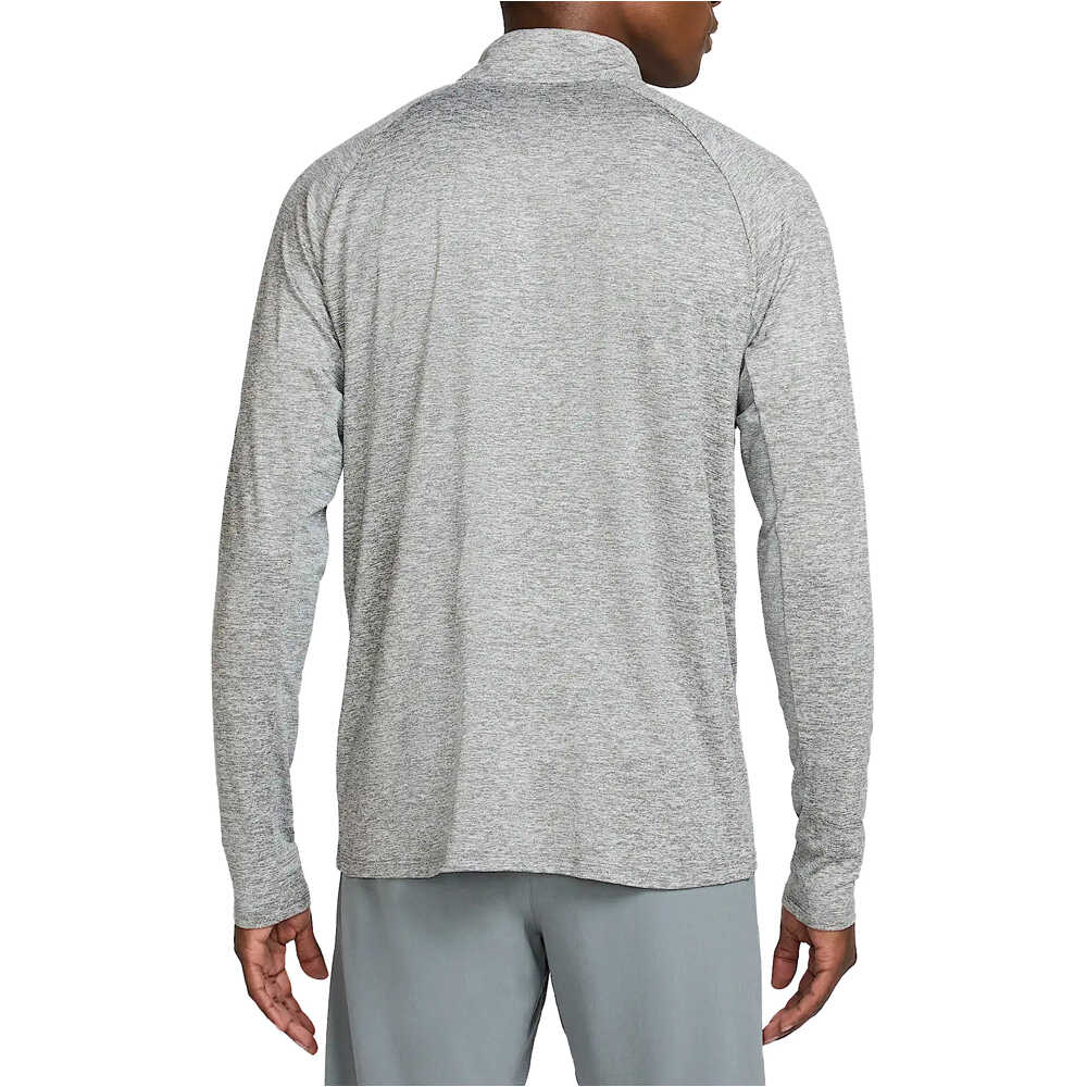 Nike camiseta técnica manga larga hombre DRI-FIT STRIDE GRIS vista trasera