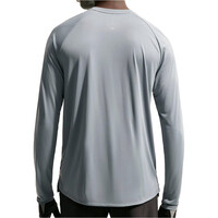 Nike camiseta técnica manga larga hombre M NK DFADV STRIDE LS TOP GRIS vista trasera