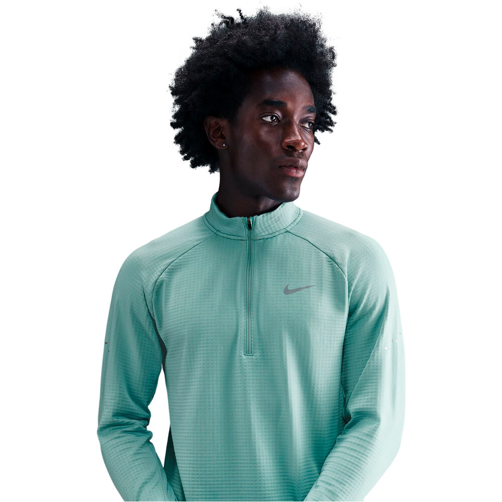 Nike camiseta técnica manga larga hombre THERMA-FIT STRIDE WINTER HZ VERDE vista detalle