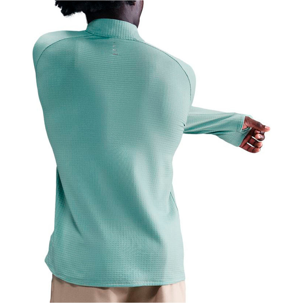 Nike camiseta técnica manga larga hombre THERMA-FIT STRIDE WINTER HZ VERDE vista trasera