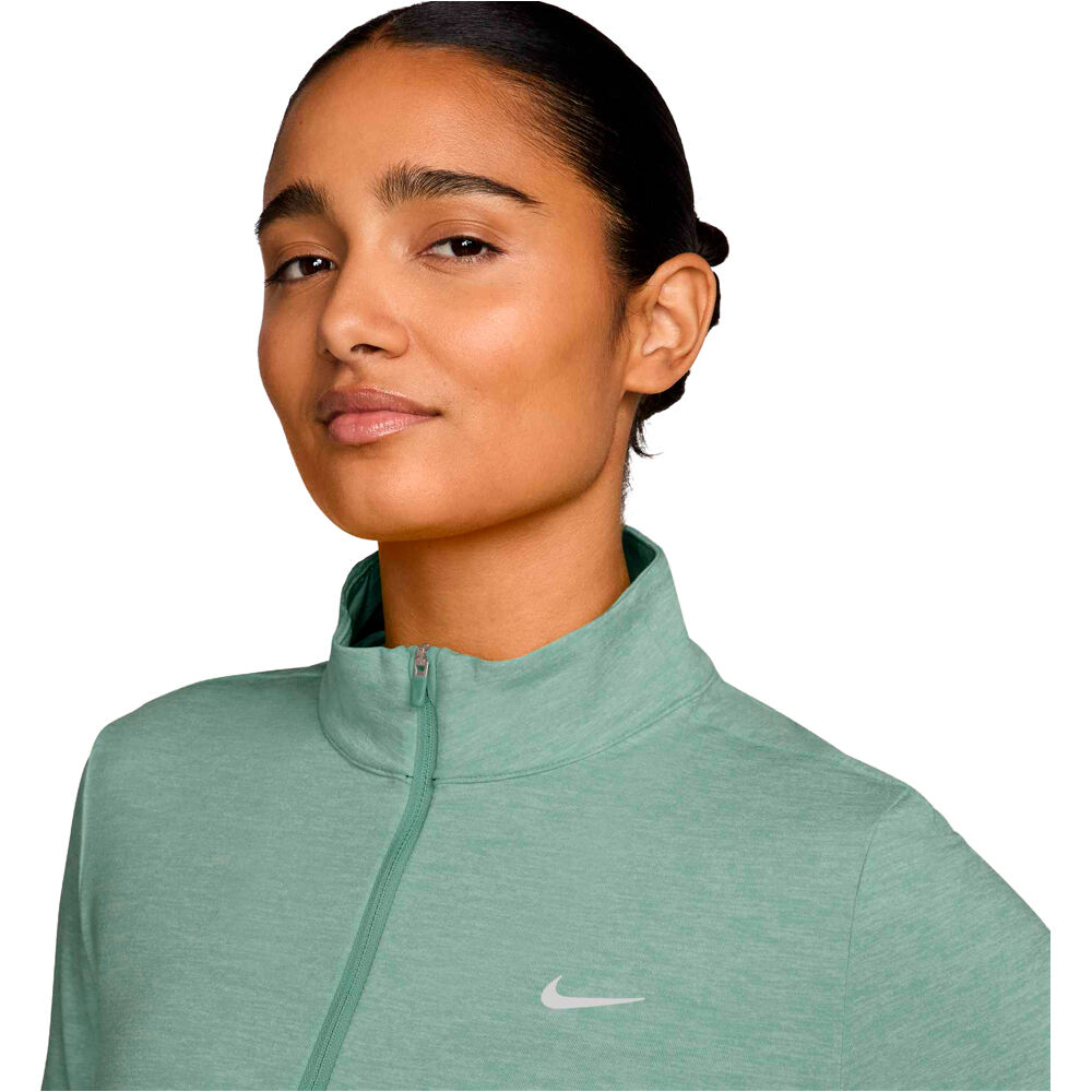Nike camiseta técnica manga larga mujer DRI-FIT SWIFT VERDE vista detalle