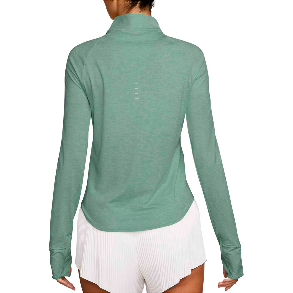 Nike camiseta técnica manga larga mujer DRI-FIT SWIFT VERDE vista trasera