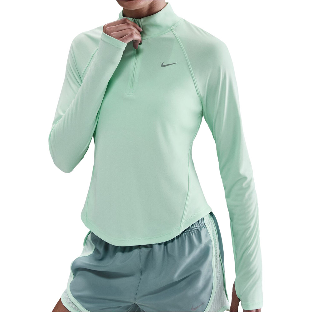 Nike camiseta técnica manga larga mujer DRI-FIT TEMPO SWOSH VERDE vista detalle
