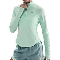 Nike camiseta técnica manga larga mujer DRI-FIT TEMPO SWOSH VERDE vista detalle