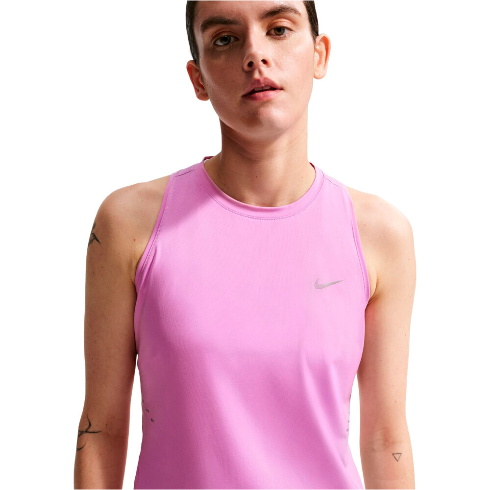Nike camiseta técnica tirantes mujer DRI-FIT SWIFT ROSA vista detalle