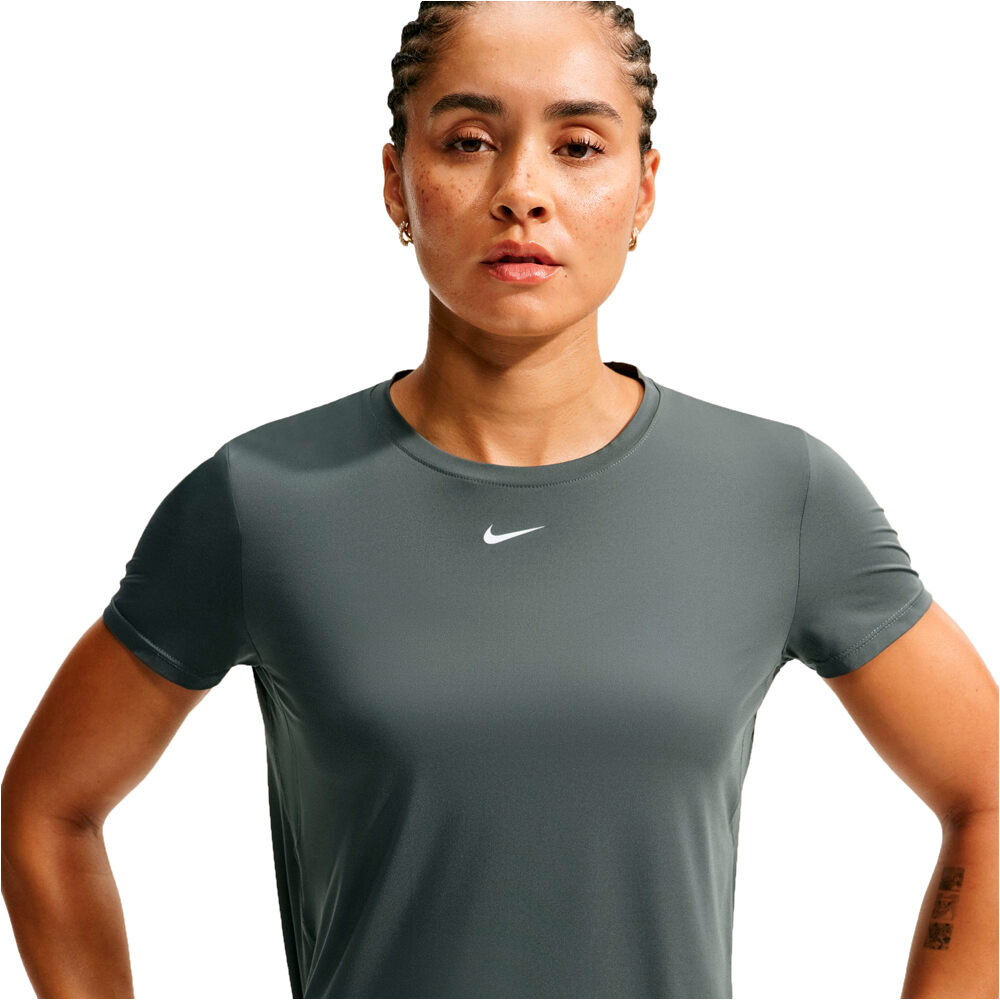 Nike camisetas fitness mujer W NK ONE CLASSIC DF SS TOP VERDE vista detalle