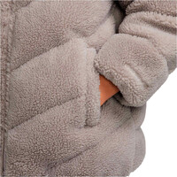 Nike chaqueta niña K NSW ADP TF PUFFER MTRL VNR MARRON vista detalle