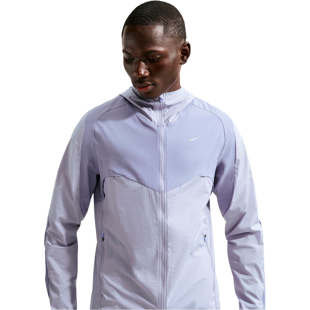Nike CHAQUETA RUNNING HOMBRE DRI-FIT STRIDE NOVELTY MORADO vista detalle