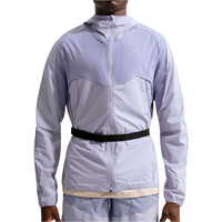 Nike CHAQUETA RUNNING HOMBRE DRI-FIT STRIDE NOVELTY MORADO vista frontal