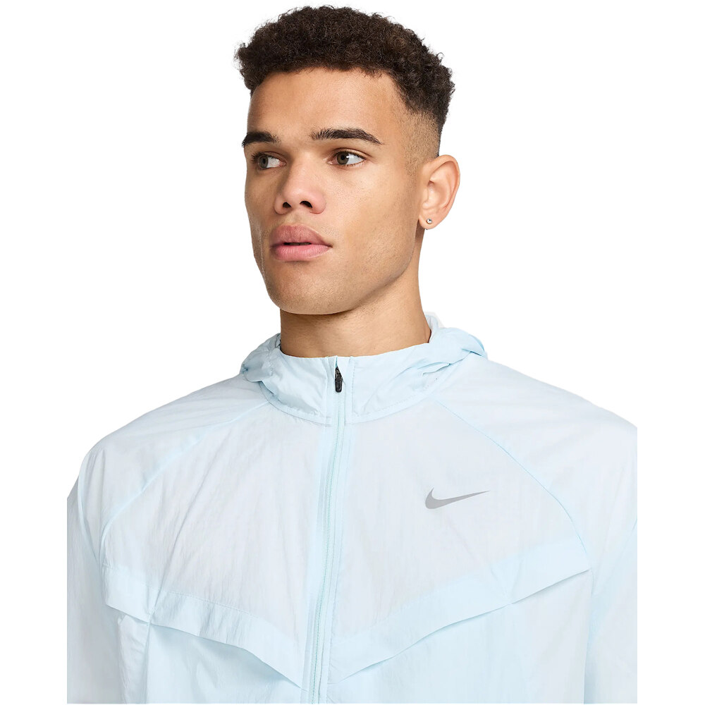 Nike CHAQUETA RUNNING HOMBRE DRI-FIT UV STRIDE AZUL vista detalle