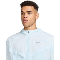 Nike CHAQUETA RUNNING HOMBRE DRI-FIT UV STRIDE AZUL vista detalle