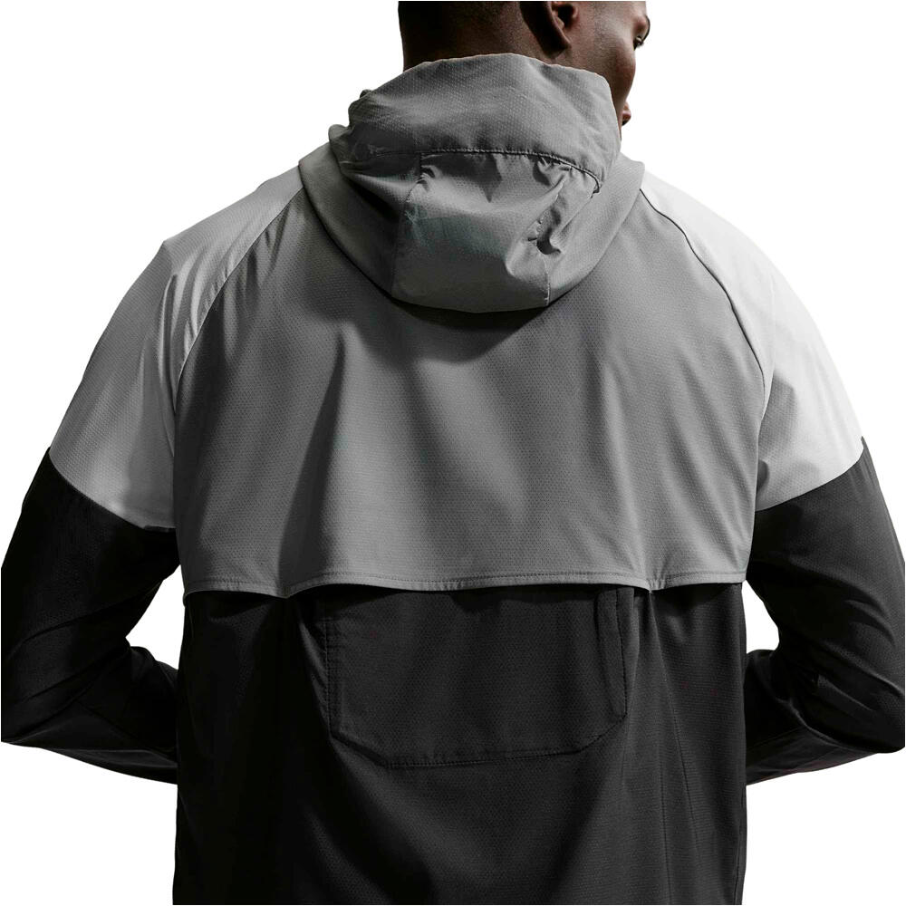 Nike CHAQUETA RUNNING HOMBRE IMPOSSIBLY LIGHT WINDRUNNER GRIS 03