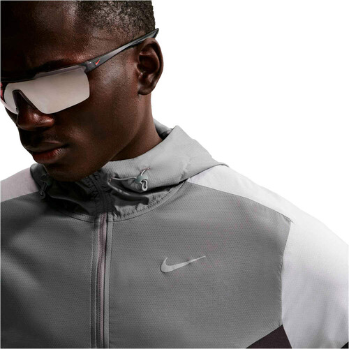 Nike CHAQUETA RUNNING HOMBRE IMPOSSIBLY LIGHT WINDRUNNER GRIS