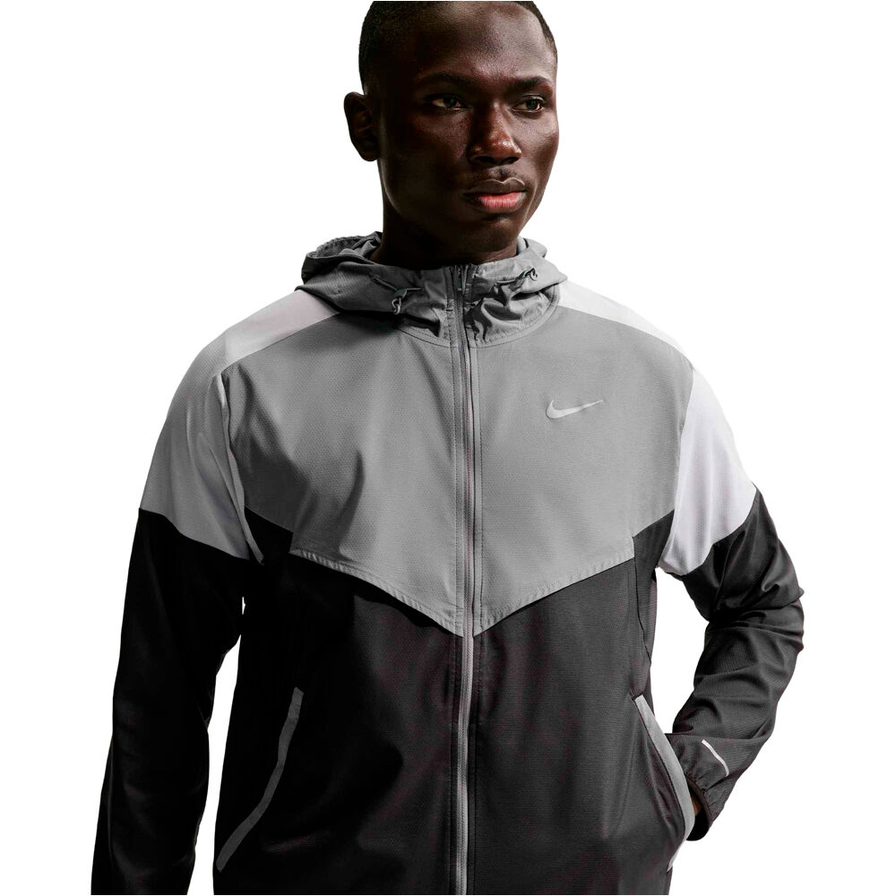 Nike CHAQUETA RUNNING HOMBRE IMPOSSIBLY LIGHT WINDRUNNER GRIS vista detalle